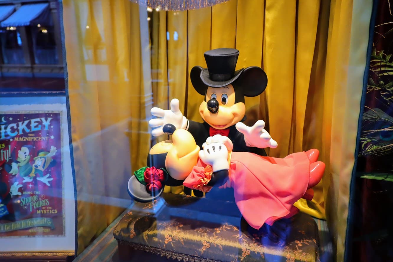 Mickey performing magic on Minnie, Magic Shop, Tokyo DIsneyland