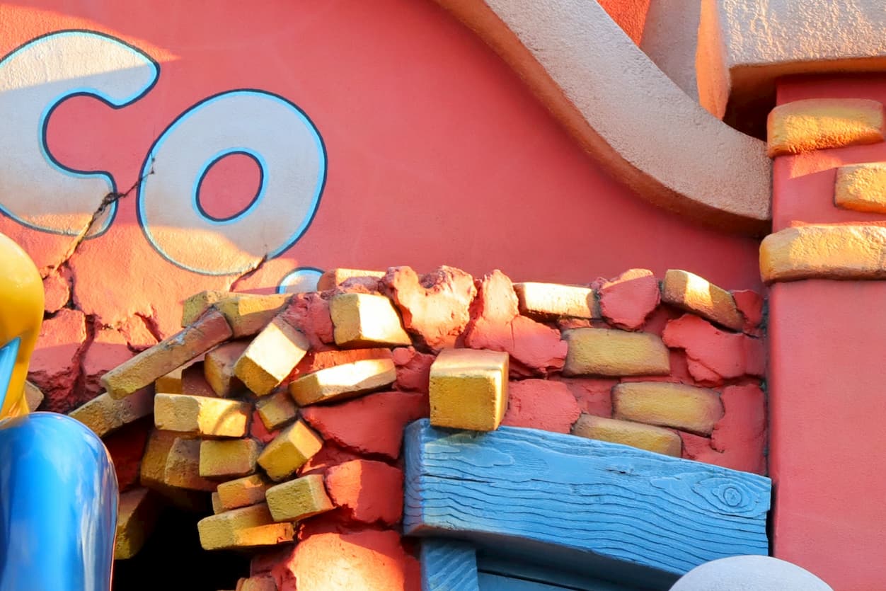 Hidden Mickey on the wall of ROger Rabbit's car toon spin